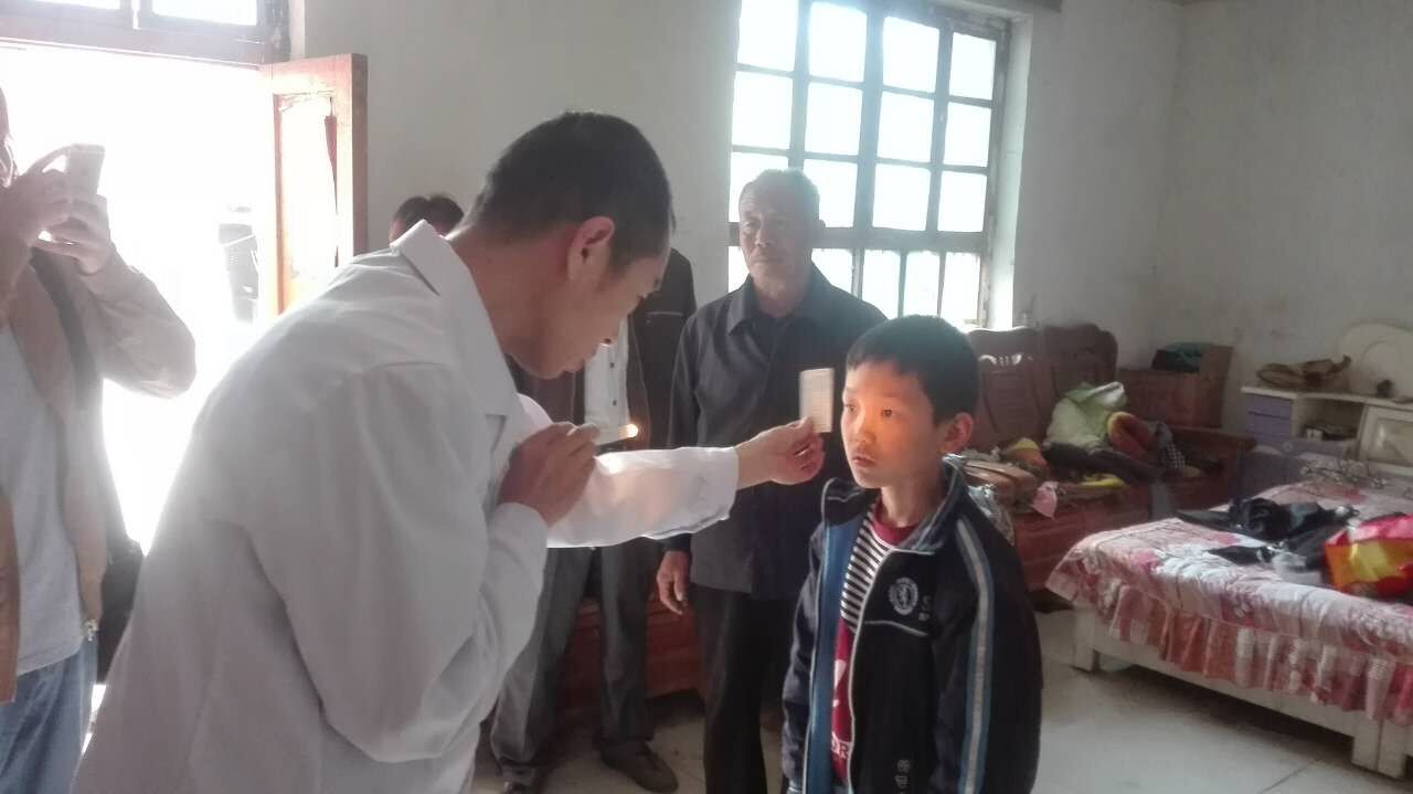 如果我能看清，就能有效牽住你的手