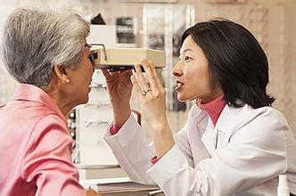 母女仨同患青光眼，家族篩查很有必要