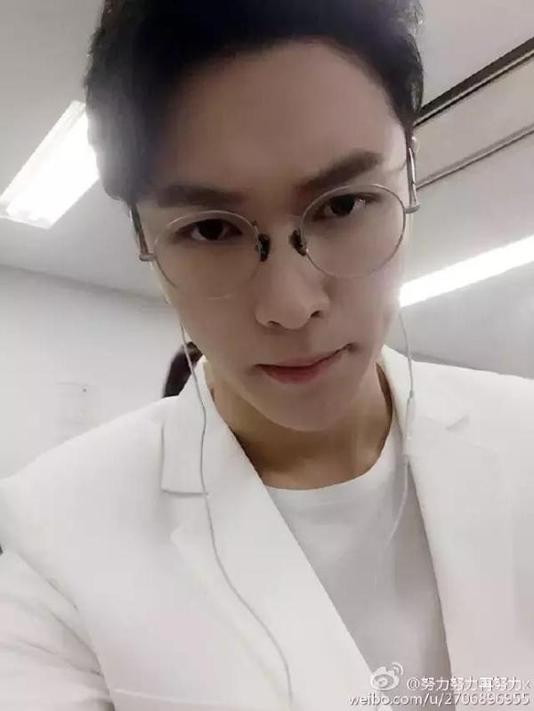鹿晗李易峰楊洋張藝興，愛豆“眼鏡殺”誰(shuí)更好看？