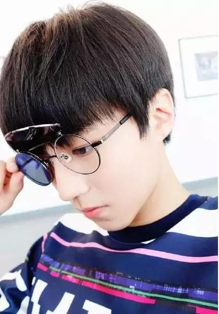 鹿晗李易峰楊洋張藝興，愛豆“眼鏡殺”誰(shuí)更好看？