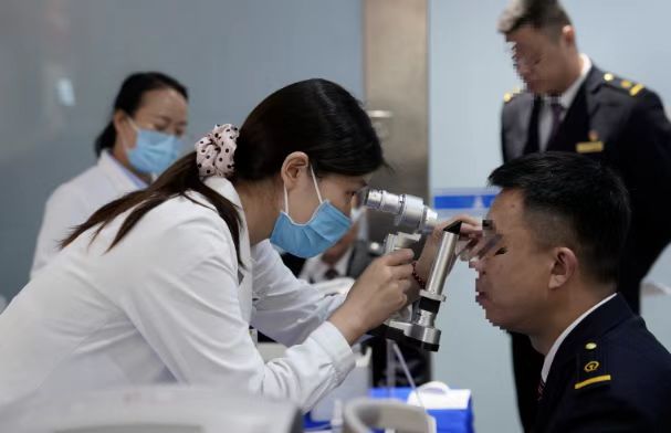 鄭州普瑞眼科醫(yī)院黨支部聯(lián)合鄭州機(jī)務(wù)段工會走進(jìn)鄭州東站