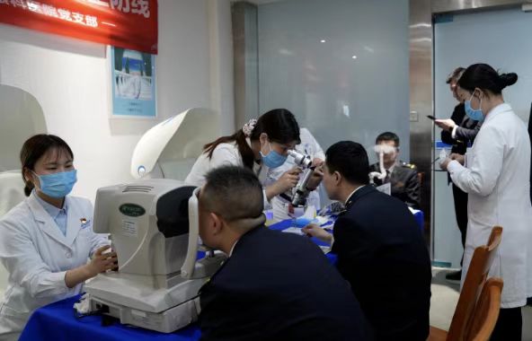 鄭州普瑞眼科醫(yī)院黨支部聯(lián)合鄭州機(jī)務(wù)段工會走進(jìn)鄭州東站